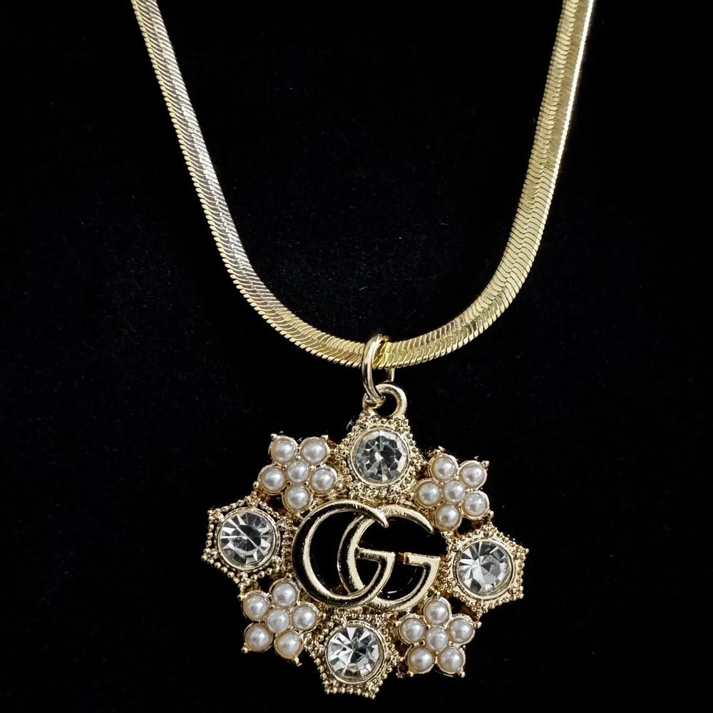 GUCCI CHARM NECKLACE - Picture 2 of 3